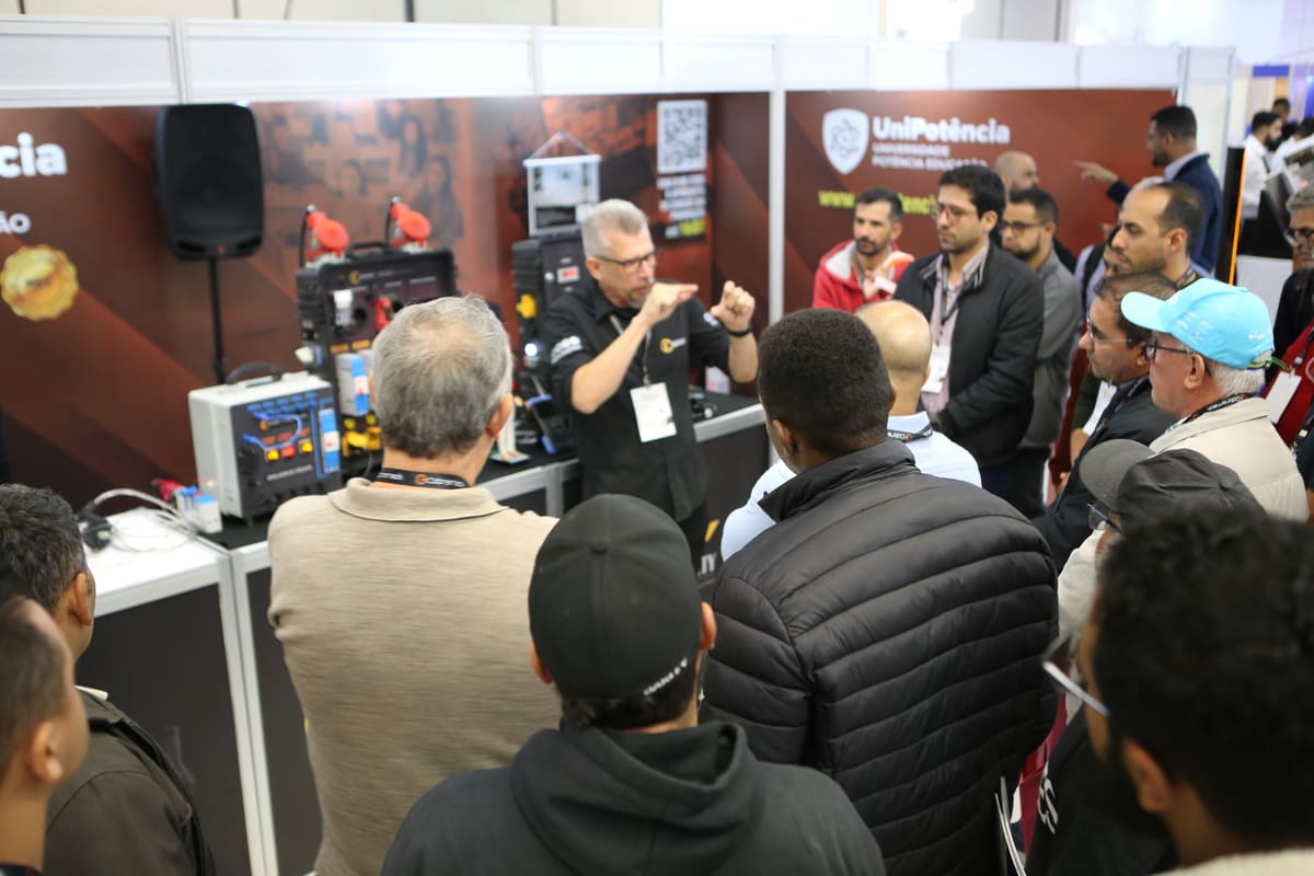 Demonstração técnica no stand