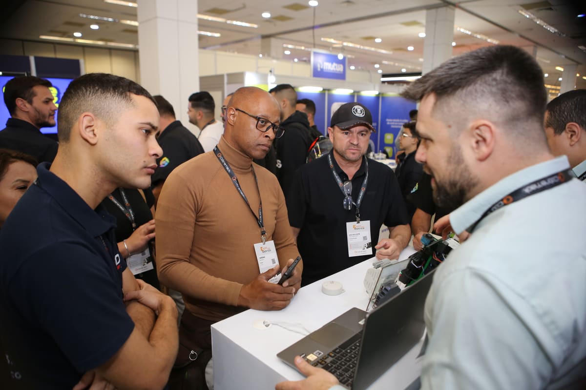 Visitantes no corredor da feira