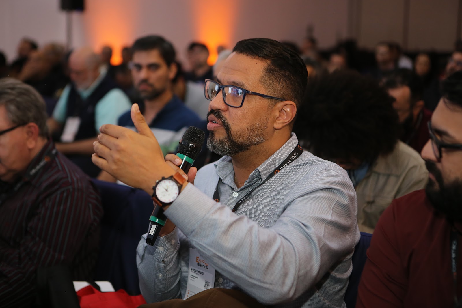 Participante fazendo pergunta com microfone no Fórum